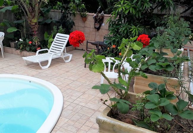 Quarto em Caraguatatuba - Suíte 1 com piscina e wi-fi em Caraguatatuba Quarto em Caraguatatuba - Suíte 1 com piscina e wi-fi em Caraguatatuba
