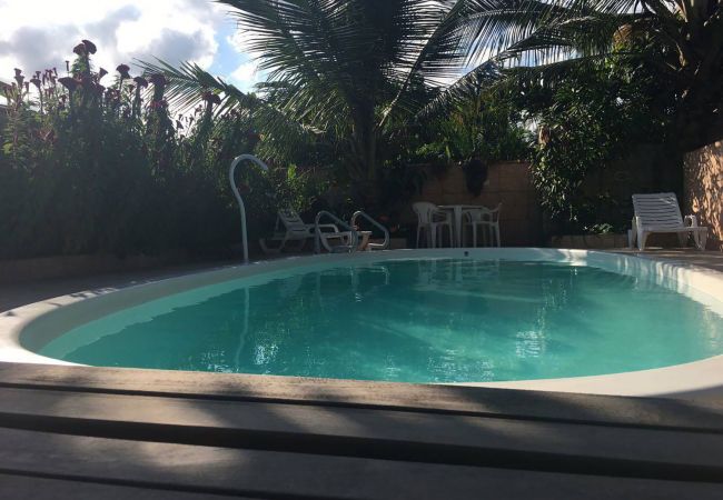 Quarto em Caraguatatuba - Suíte 1 com piscina e wi-fi em Caraguatatuba Quarto em Caraguatatuba - Suíte 1 com piscina e wi-fi em Caraguatatuba