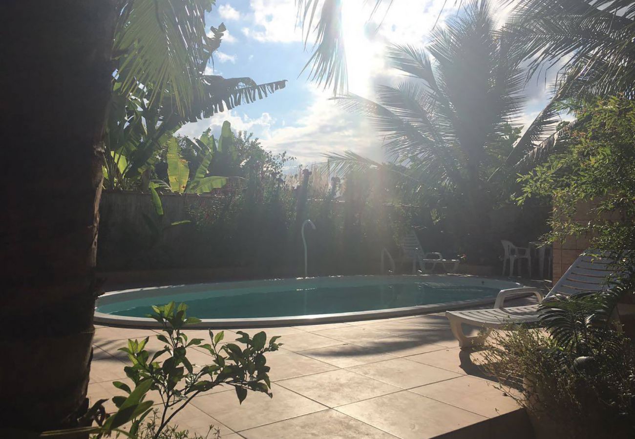 Quarto em Caraguatatuba - Suíte 1 com piscina e wi-fi em Caraguatatuba Quarto em Caraguatatuba - Suíte 1 com piscina e wi-fi em Caraguatatuba