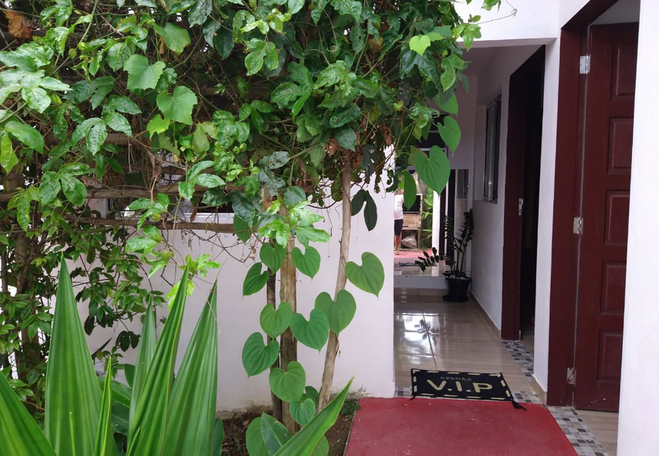 Quarto em Caraguatatuba - Suíte 1 com piscina e wi-fi em Caraguatatuba Quarto em Caraguatatuba - Suíte 1 com piscina e wi-fi em Caraguatatuba