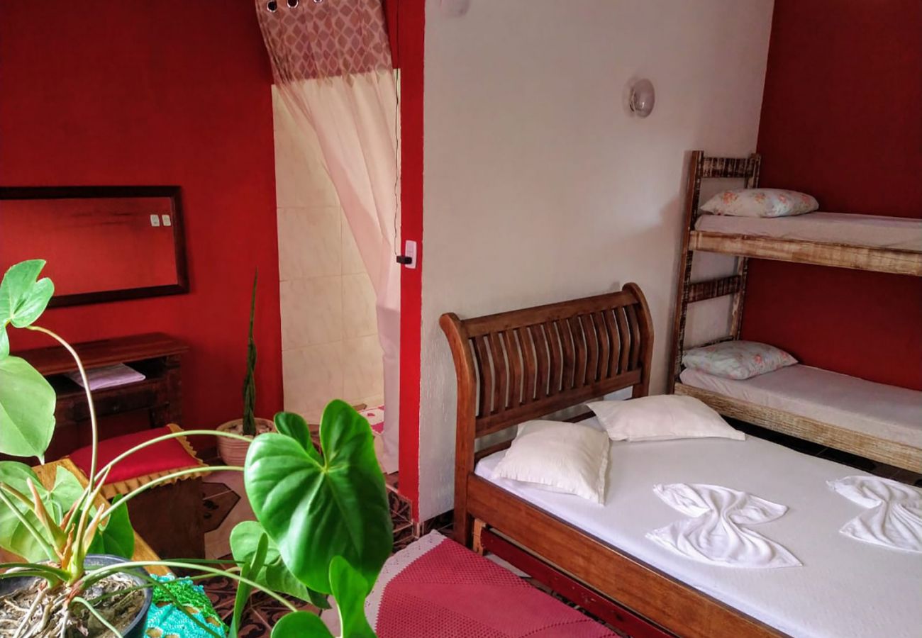 Quarto em Caraguatatuba - Suíte 1 com piscina e wi-fi em Caraguatatuba Quarto em Caraguatatuba - Suíte 1 com piscina e wi-fi em Caraguatatuba
