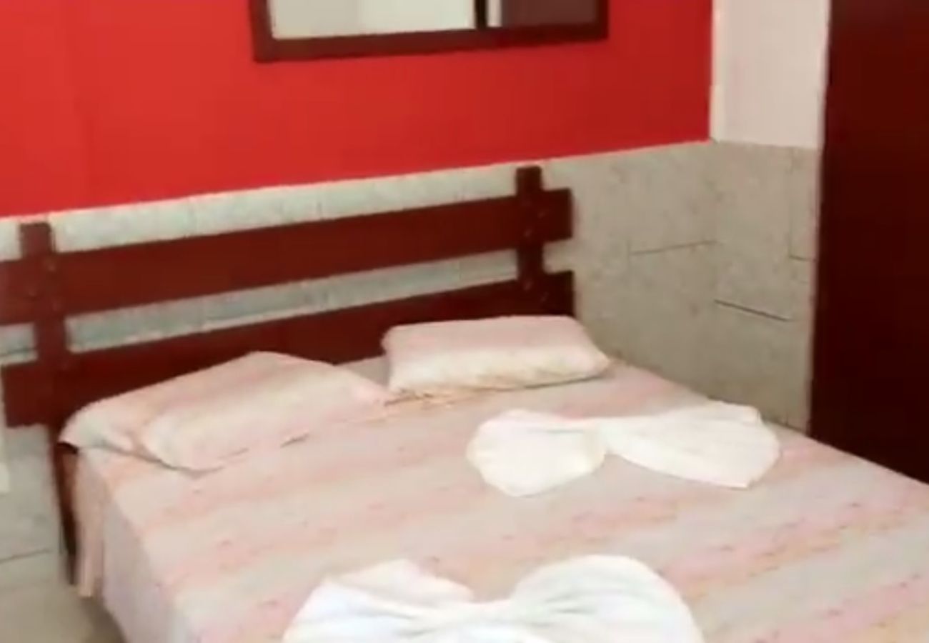 Quarto em Caraguatatuba - Suíte 8 com piscina e wi-fi em Caraguatatuba Quarto em Caraguatatuba - Suíte 8 com piscina e wi-fi em Caraguatatuba