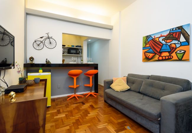 Sala de estar Sala de estar com TV e sofá.