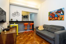 Sala de estar com TV e sofá.