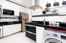  Cozinha equipada, com micro-ondas, cooktop, geladeira e utensílios no geral. Observação: O lava-louças NÃO está disponível. 