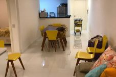 Apartamento em Guarujá - Apartamento a menos de 1min da Praia. Lazer e Wifi