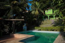 Casa em São Sebastião - Casa com Piscina, Jardim e Vista Incrível p/ o mar