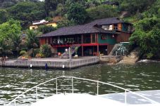Casa em Angra dos Reis - Casa à beira-mar com Vista Incrível e Amplo Deck