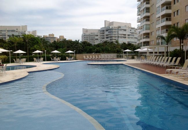 Apartamento em Bertioga - Riviera: Apto com wi-fi, espaço gourmet e piscina