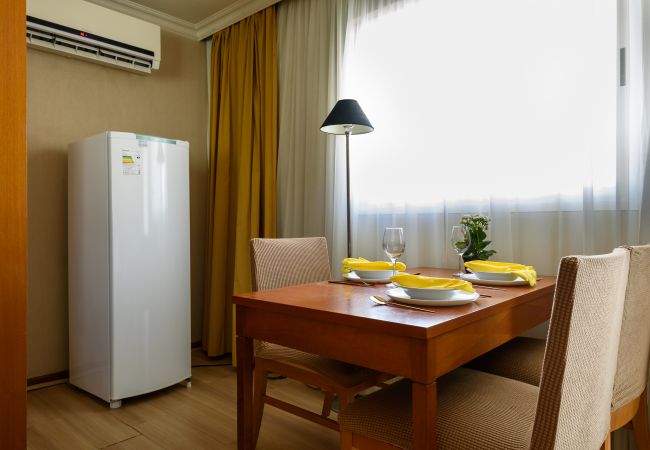 Área de jantar com mesa para refeições. Área de jantar com mesa para refeições.
