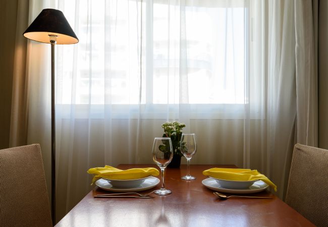 Área de jantar com mesa para refeições. Área de jantar com mesa para refeições.