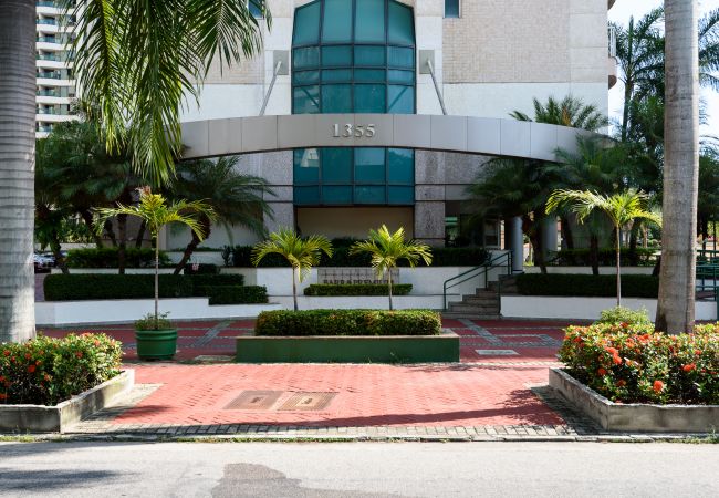 Entrada do prédio. Entrada do prédio.