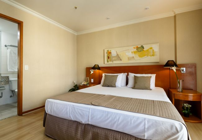 Quarto com cama de casal. Quarto com cama de casal.