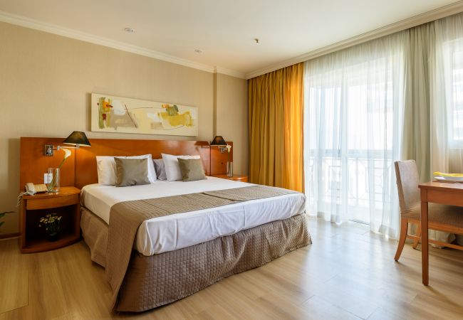 Quarto com cama de casal. Quarto com cama de casal.