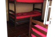 Apartamento em Angra dos Reis - Suíte para quatro pessoas com Wi-Fi em Angra