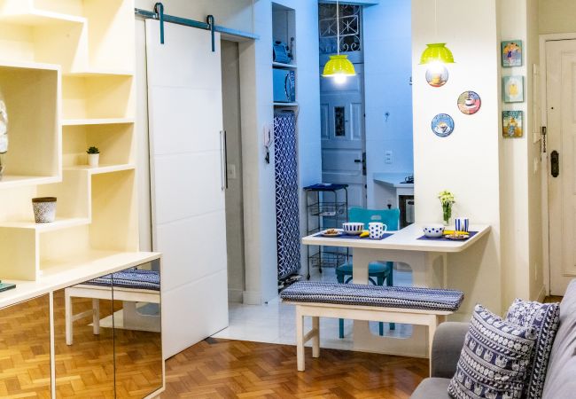 Sala de estar Sala de estar ampla e confortável com sofá, TV e mesa de jantar.