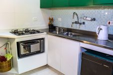 Cozinha equipada e decorada 