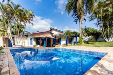 Casa de Campo em Cotia - Chácara com piscina, churrasqueira e WiFi em Cotia