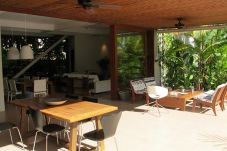 Casa em São Sebastião - Praia da Baleia: casa com churrasqueira e piscina