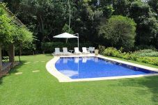 Casa em Guarujá - Casa a 100m da praia com piscina e churrasqueira