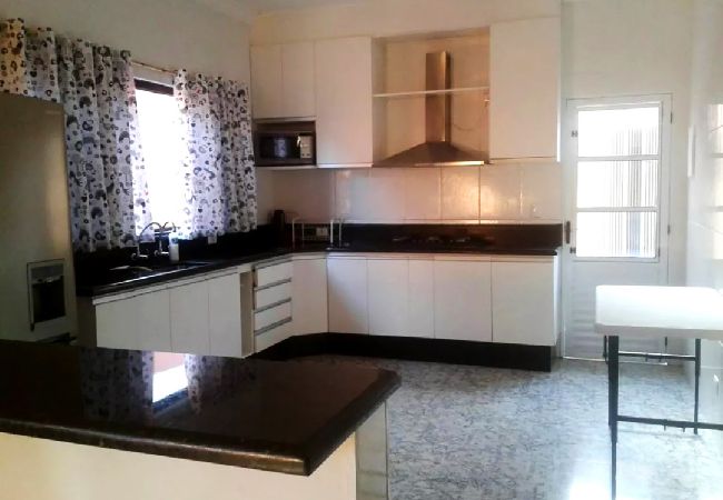 Casa em Bertioga - Casa linda com Piscina e Jogos, pertinho da Praia Casa em Bertioga - Casa linda com Piscina e Jogos, pertinho da Praia