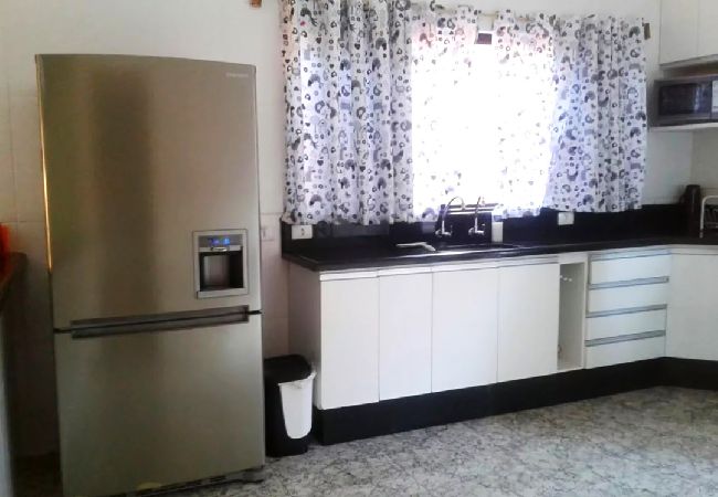 Casa em Bertioga - Casa linda com Piscina e Jogos, pertinho da Praia Casa em Bertioga - Casa linda com Piscina e Jogos, pertinho da Praia