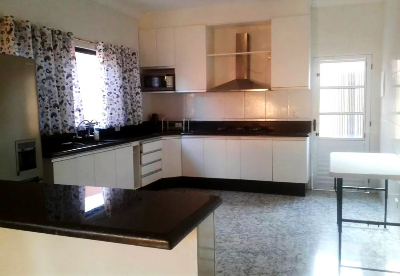 Casa em Bertioga - Casa linda com Piscina e Jogos, pertinho da Praia Casa em Bertioga - Casa linda com Piscina e Jogos, pertinho da Praia