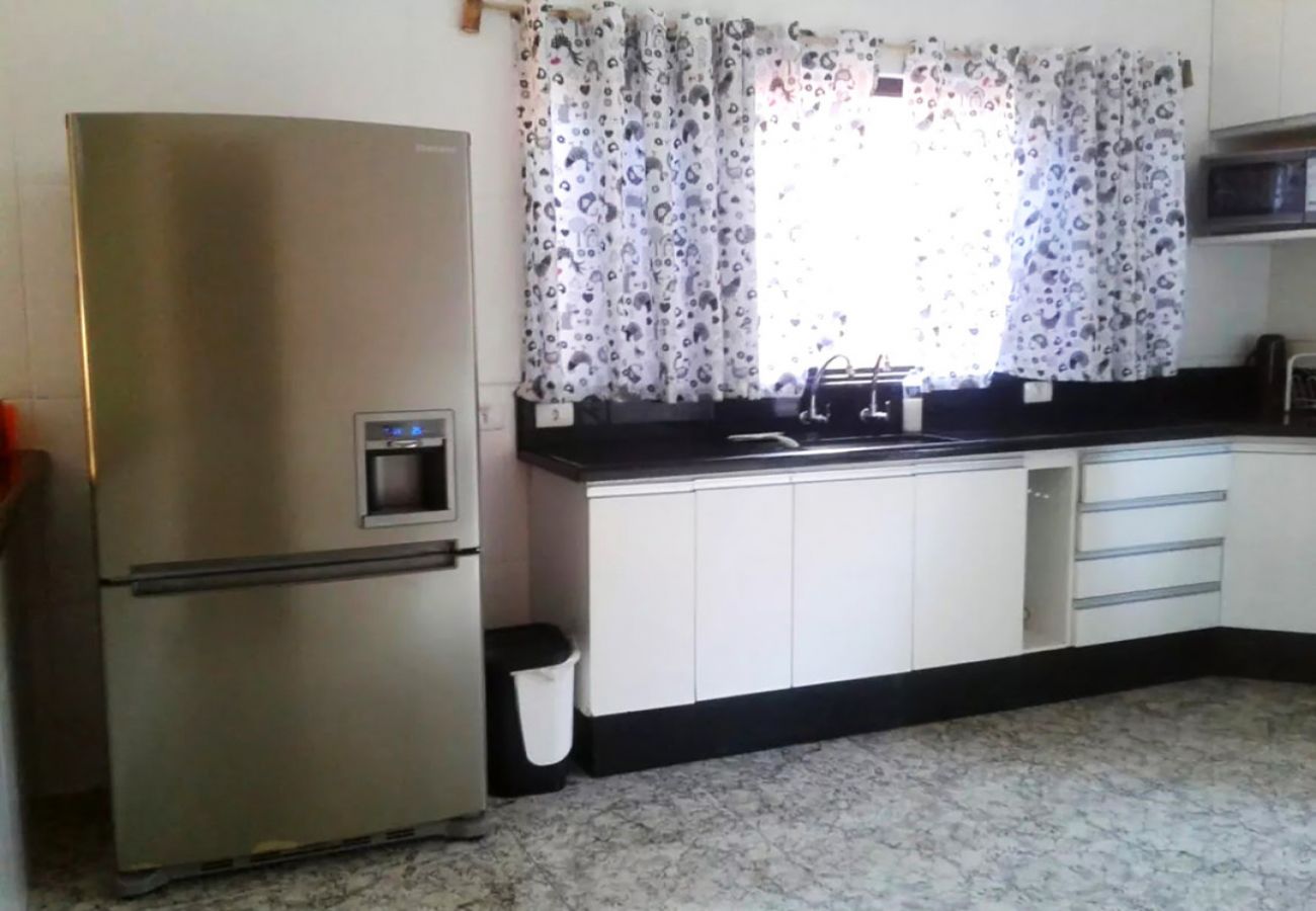 Casa em Bertioga - Casa linda com Piscina e Jogos, pertinho da Praia Casa em Bertioga - Casa linda com Piscina e Jogos, pertinho da Praia