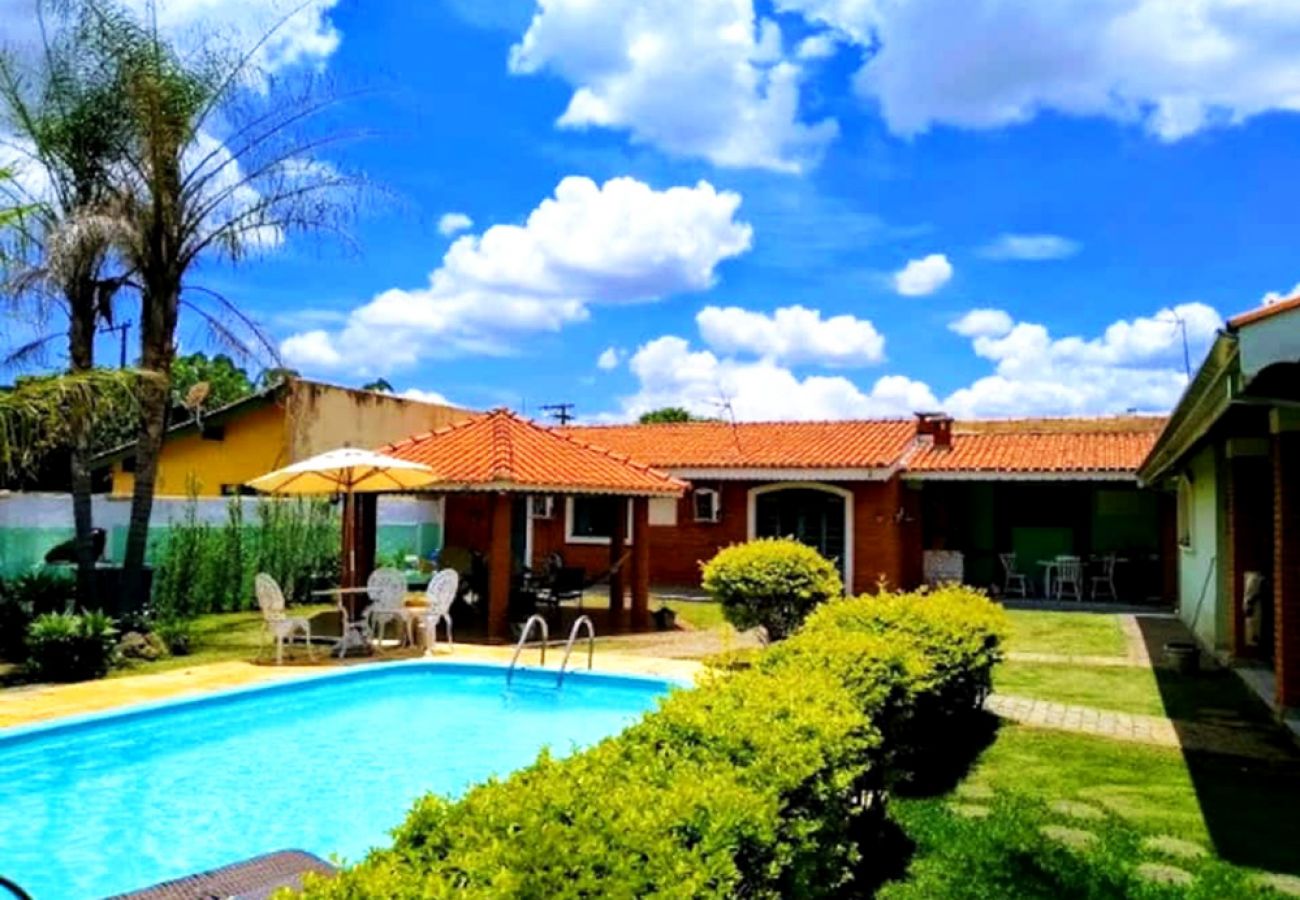 Casa em Atibaia - Chácara com Wi-Fi, piscina e churrasq. em Atibaia
