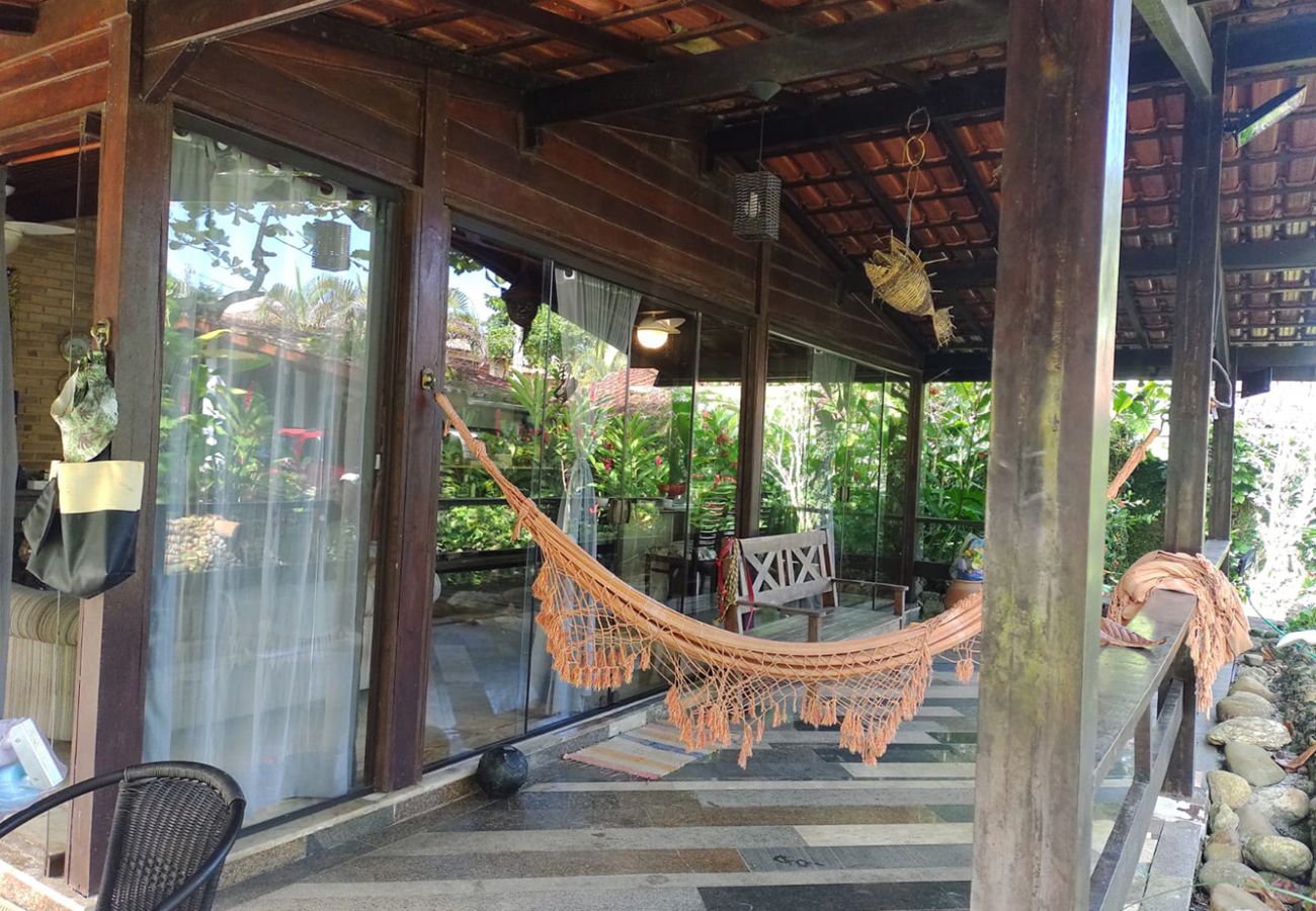 Casa em São Sebastião - Charmosa casa com churrasq. na praia de Camburí