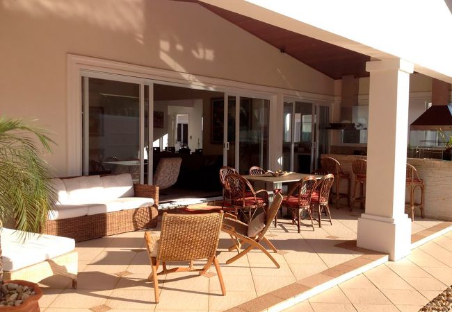 Casa em Guarujá - Conforto e lazer a 450 metros da Praia da Enseada Casa em Guarujá - Conforto e lazer a 450 metros da Praia da Enseada