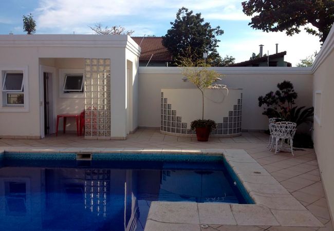 Casa em Guarujá - Conforto e lazer a 450 metros da Praia da Enseada Casa em Guarujá - Conforto e lazer a 450 metros da Praia da Enseada