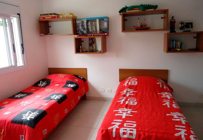 Casa em Guarujá - Conforto e lazer a 450 metros da Praia da Enseada Casa em Guarujá - Conforto e lazer a 450 metros da Praia da Enseada