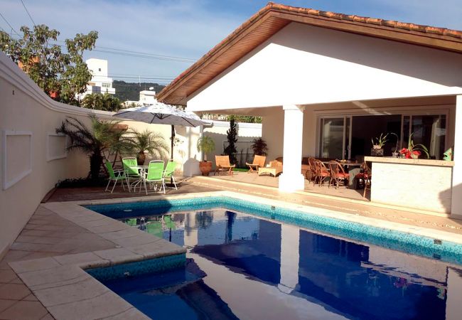Casa em Guarujá - Conforto e lazer a 450 metros da Praia da Enseada Casa em Guarujá - Conforto e lazer a 450 metros da Praia da Enseada