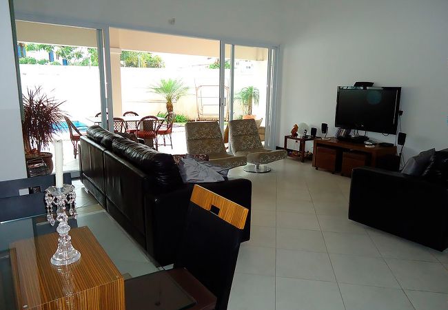 Casa em Guarujá - Conforto e lazer a 450 metros da Praia da Enseada Casa em Guarujá - Conforto e lazer a 450 metros da Praia da Enseada