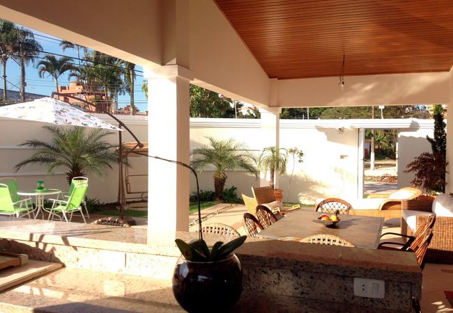 Casa em Guarujá - Conforto e lazer a 450 metros da Praia da Enseada Casa em Guarujá - Conforto e lazer a 450 metros da Praia da Enseada