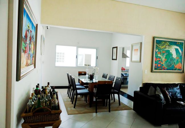 Casa em Guarujá - Conforto e lazer a 450 metros da Praia da Enseada Casa em Guarujá - Conforto e lazer a 450 metros da Praia da Enseada