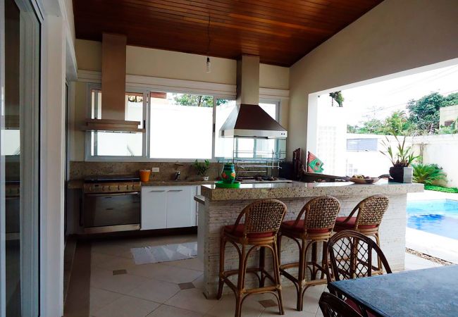 Casa em Guarujá - Conforto e lazer a 450 metros da Praia da Enseada Casa em Guarujá - Conforto e lazer a 450 metros da Praia da Enseada
