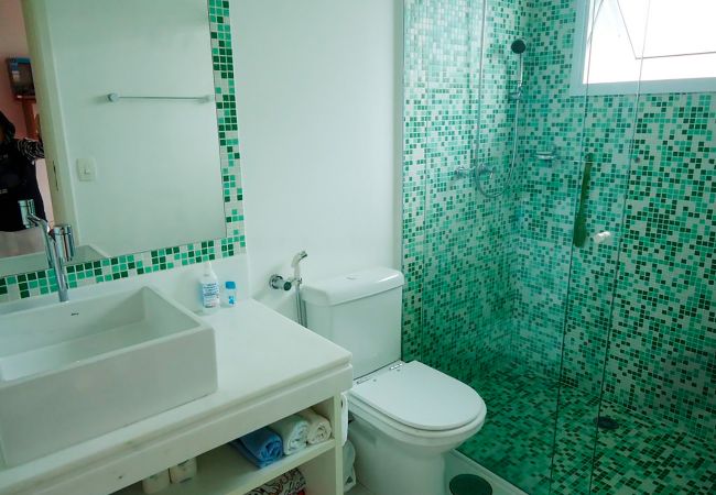 Casa em Guarujá - Conforto e lazer a 450 metros da Praia da Enseada Casa em Guarujá - Conforto e lazer a 450 metros da Praia da Enseada