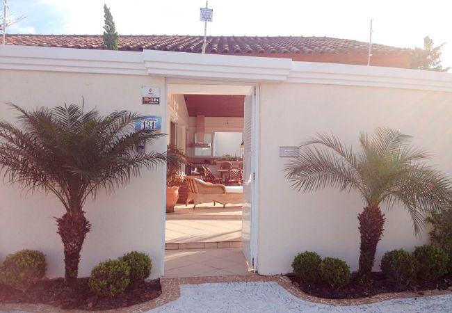 Casa em Guarujá - Conforto e lazer a 450 metros da Praia da Enseada Casa em Guarujá - Conforto e lazer a 450 metros da Praia da Enseada
