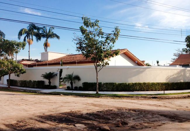 Casa em Guarujá - Conforto e lazer a 450 metros da Praia da Enseada Casa em Guarujá - Conforto e lazer a 450 metros da Praia da Enseada