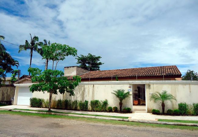 Casa em Guarujá - Conforto e lazer a 450 metros da Praia da Enseada Casa em Guarujá - Conforto e lazer a 450 metros da Praia da Enseada