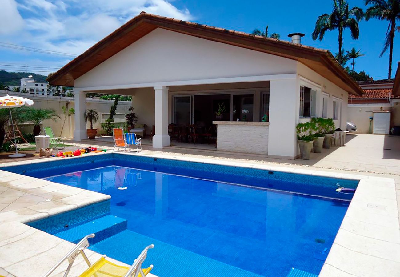 Casa em Guarujá - Conforto e lazer a 450 metros da Praia da Enseada Casa em Guarujá - Conforto e lazer a 450 metros da Praia da Enseada