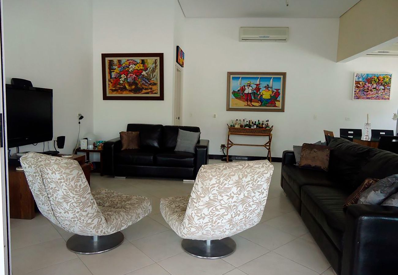 Casa em Guarujá - Conforto e lazer a 450 metros da Praia da Enseada Casa em Guarujá - Conforto e lazer a 450 metros da Praia da Enseada