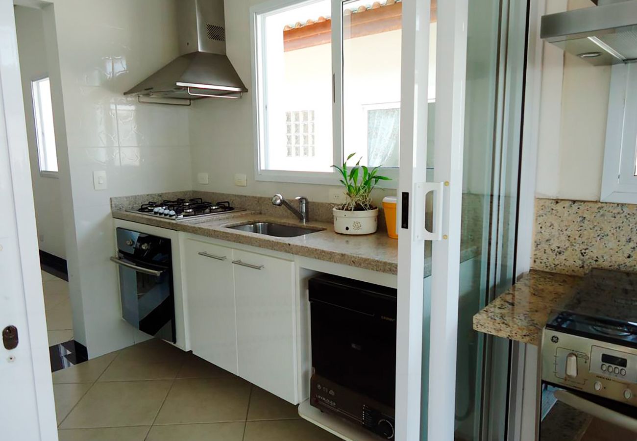 Casa em Guarujá - Conforto e lazer a 450 metros da Praia da Enseada Casa em Guarujá - Conforto e lazer a 450 metros da Praia da Enseada