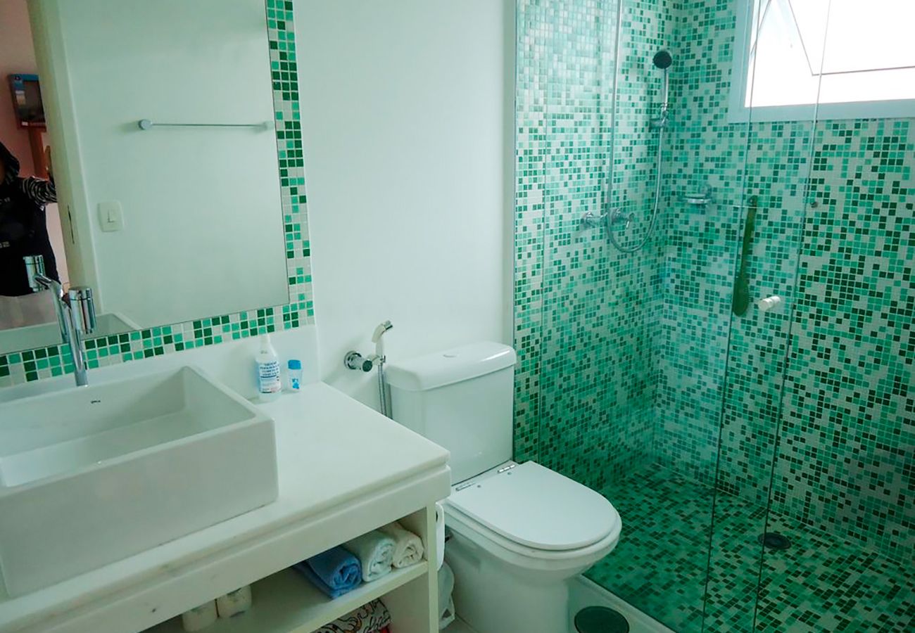 Casa em Guarujá - Conforto e lazer a 450 metros da Praia da Enseada Casa em Guarujá - Conforto e lazer a 450 metros da Praia da Enseada