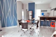 Apartamento em Porto Seguro - BAHIA: Casa com Wi-Fi e churrasq em Porto Seguro