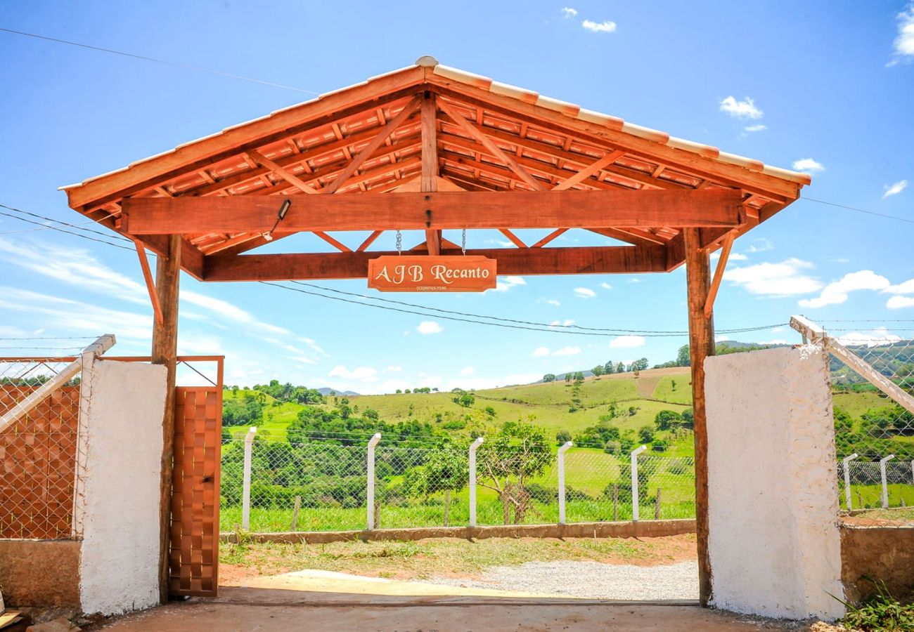Casa em Socorro - Incrível chácara com piscina e Wi-Fi em Socorro/SP Casa em Socorro - Incrível chácara com piscina e Wi-Fi em Socorro/SP