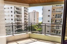Apartamento em Guarujá - Apto com piscina a 140m da praia em Guarujá/SP