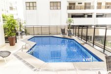 Apartamento em Guarujá - Apto com piscina a 140m da praia em Guarujá/SP